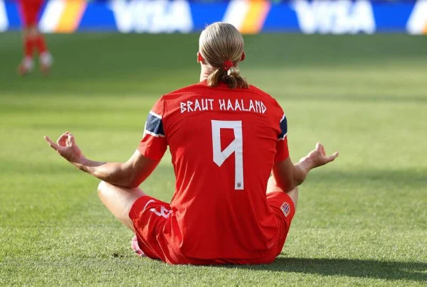 哈蘭德球衣「Braut Haaland」是父母的姓氏